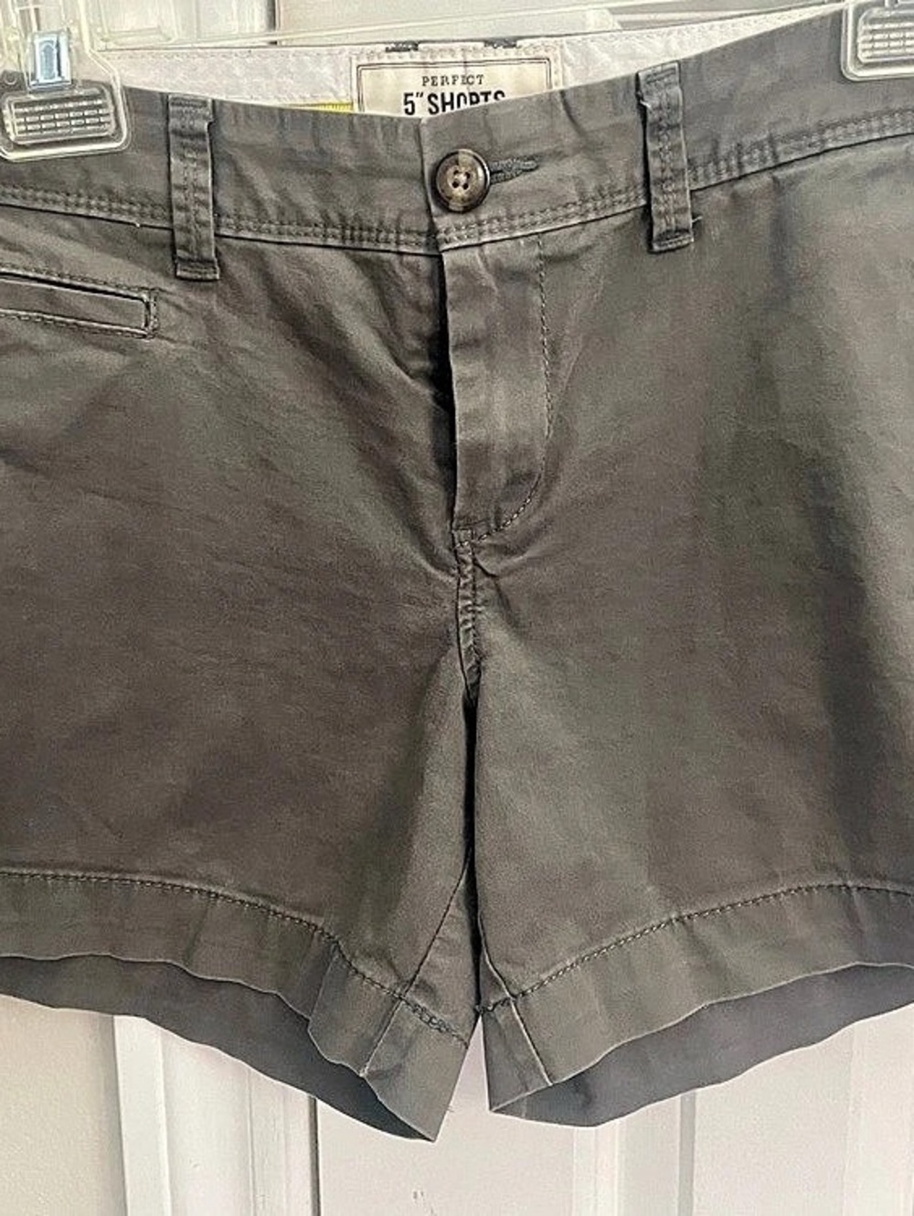 Women’s Old Navy Perfect 5" Shorts in Gray Size 8